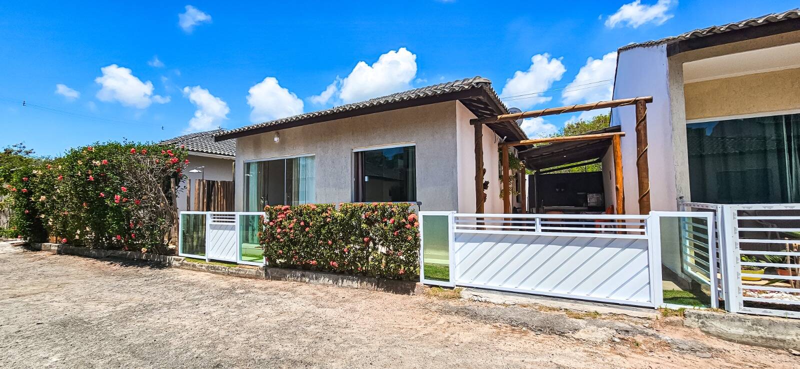 Casa à venda com 2 quartos, 54m² - Foto 1