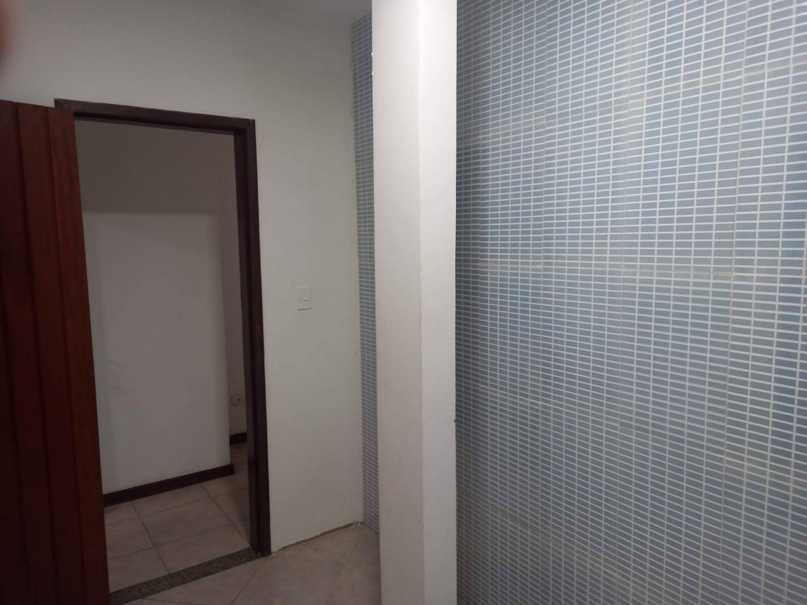 Casa para alugar com 4 quartos, 300m² - Foto 14