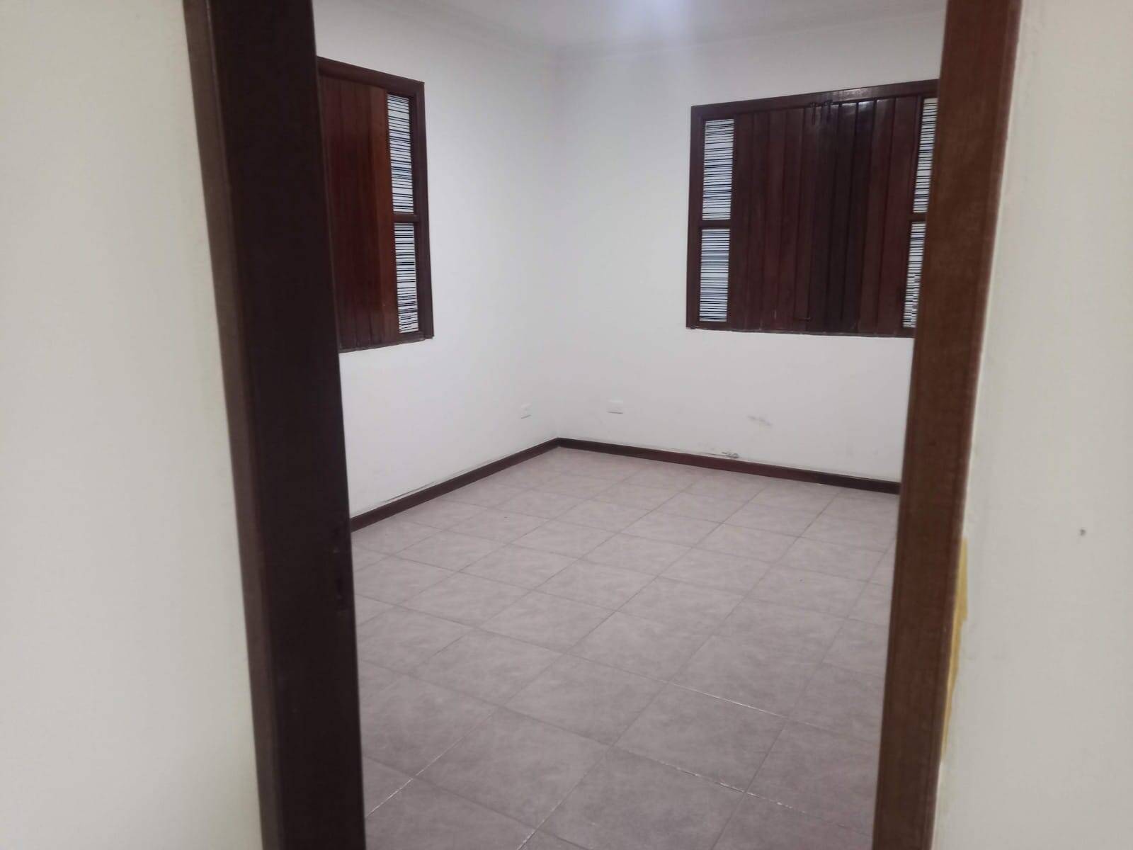 Casa para alugar com 4 quartos, 300m² - Foto 15