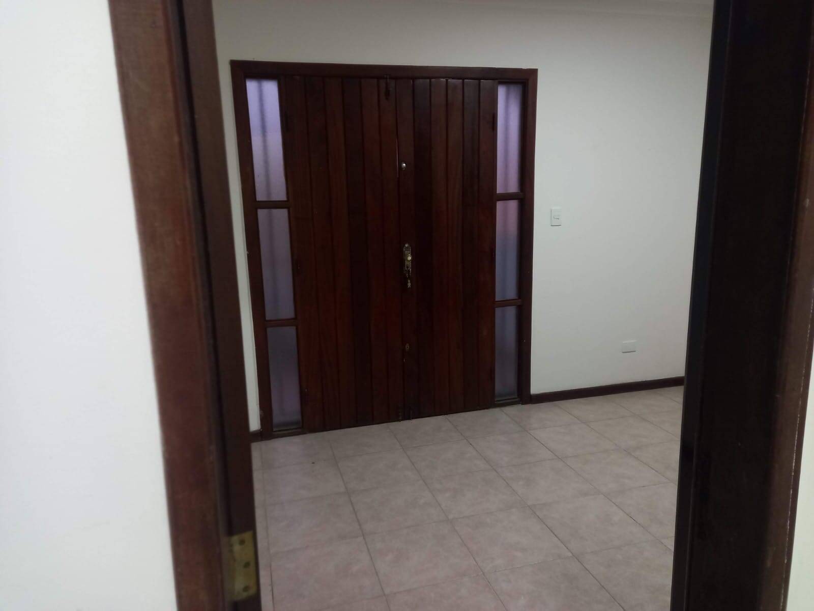 Casa para alugar com 4 quartos, 300m² - Foto 7