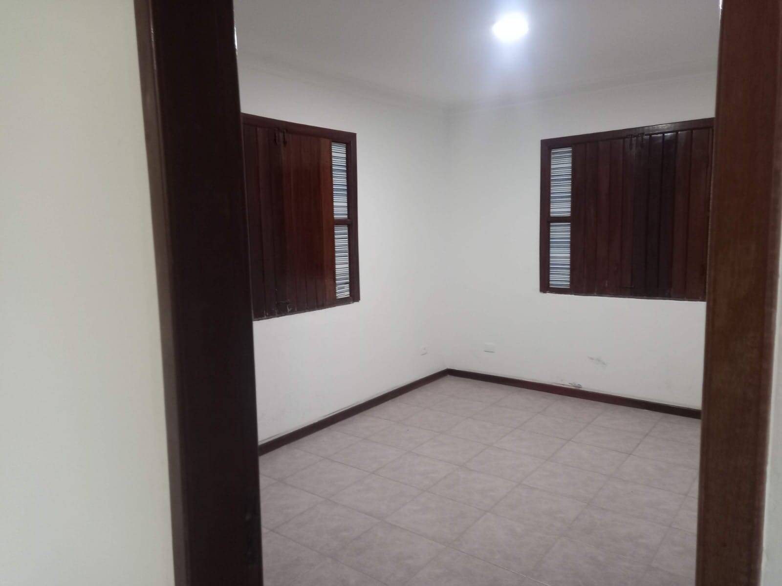 Casa para alugar com 4 quartos, 300m² - Foto 16